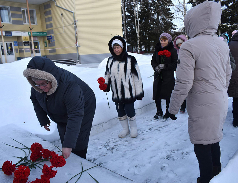 Возложение цветов в с. Нялинское